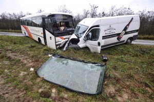 Busz és személyautó ütközött Gyõr megyében, tíz sérül